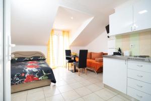 Kuchyň nebo kuchyňský kout v ubytování Apartments Milic
