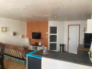 TV a/nebo společenská místnost v ubytování Appartement à Montigny