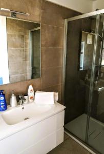W łazience znajduje się umywalka i prysznic. w obiekcie VILLA MILLEFIORI w mieście Tornareccio