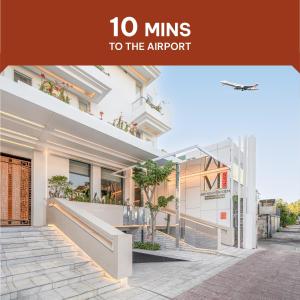 una imagen de un edificio con las palabras minutos al aeropuerto en M Village Nguyễn Kiệm - Cosmo Airport Hotel, en Ho Chi Minh