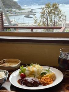 talerz jedzenia na stole obok okna w obiekcie Populus-club Otaru - Vacation STAY 93434v w mieście Otaru
