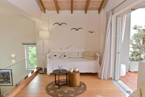 1 dormitorio con 1 cama con murciélagos en la pared en Elia Seaside Villa, Amazing 2-Story Eco Pool House! en Kissamos