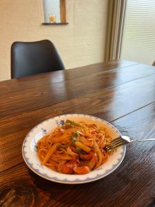 小樽市にあるPopulus-club Otaru - Vacation STAY 93434vのフォーク付きテーブルの上のスパゲッティ
