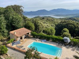 - une vue extérieure sur une villa avec une piscine dans l'établissement Chez Marc et Jeannick, à Belvédère