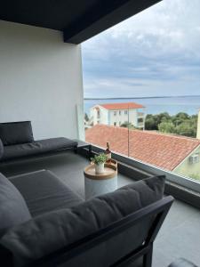 sala de estar con sofá y vistas al océano en Lili Rose Mandre Luxury Apartments en Mandre