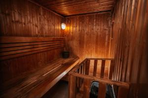 una sauna de madera vacía con un banco en ella en Holiday Inn Abu Dhabi, an IHG Hotel en Abu Dabi