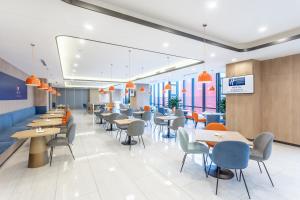 西安浐灞国际港智选假日酒店 的电视和/或娱乐中心
