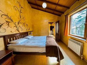 ein Schlafzimmer mit einem Bett in einem Zimmer mit einem Fenster in der Unterkunft Haghartsin Hotel and Restaurant in Dilidschan + 113 Fotos