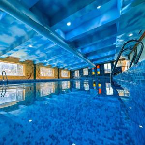 ein leerer Pool mit blauer Decke in der Unterkunft Haghartsin Hotel and Restaurant in Dilidschan