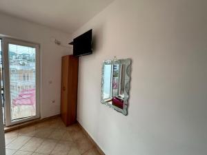 TV in/ali zabaviščno središče v nastanitvi Apartmani Vukcevic
