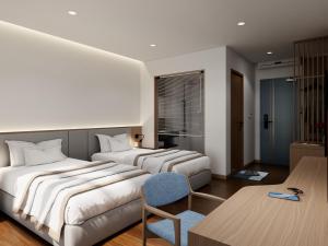 Un pat sau paturi într-o cameră la River Way Hotel