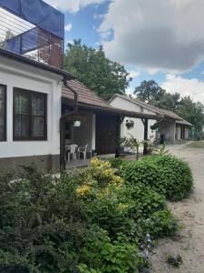 uma casa com um alpendre e um pátio em Kék Vándor Vendégház 