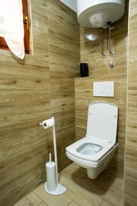 ein Badezimmer mit einer weißen Toilette in einem Zimmer in der Unterkunft Studio GabAmi in Koper