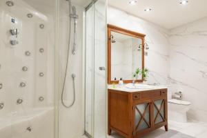 Un baño con ducha, lavabo y espejo. en Alojamientos Rías Baixas-Casa Lisi-Ribeira, en Ribeira