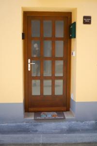 eine Holztür an der Seite eines Gebäudes in der Unterkunft Studio GabAmi in Koper