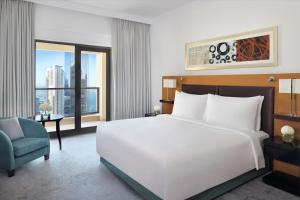Кровать или кровати в номере Mövenpick Hotel Jumeirah Beach +67 фотографий