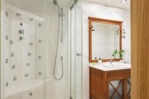 y baño con ducha y lavamanos. en Alojamientos Rías Baixas - Casa Lisi - Ribeira en Ribeira