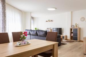 una sala de estar con una mesa y un sofá en Alojamientos Rías Baixas-Casa Lisi-Ribeira, en Ribeira