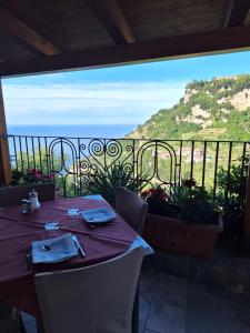 jadalnia ze stołem i widokiem na ocean w obiekcie Agriturismo Orrido di Pino w mieście Agerola