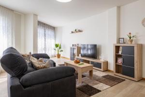 una sala de estar con un sofá y una mesa en Alojamientos Rías Baixas-Casa Lisi-Ribeira, en Ribeira