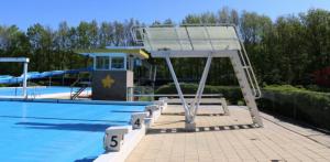 una torre de salvavidas sentada junto a una piscina en Sfeervol Chalet in Drenthe Bij het Dwingelderveld en Spier