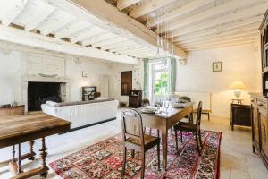 ein Wohnzimmer mit einem Tisch und einem Sofa in der Unterkunft Logis La Tour - Gîte La Tour in Saint-Laurent-de-la-Salle