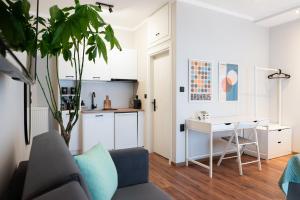 uma cozinha e uma sala de estar com uma mesa e um sofá em Escape Stay Center Xanthi - Private Parking - MenoHomes 4A em Xanthi