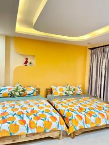 - 2 lits installés l'un à côté de l'autre dans une chambre dans l'établissement Ehome Saigon, à Hô-Chi-Minh-Ville