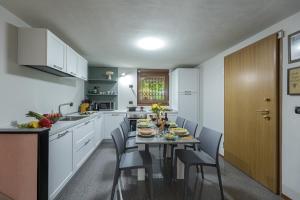 Kuchyňa alebo kuchynka v ubytovaní Villa Joy 6, Emma Villas