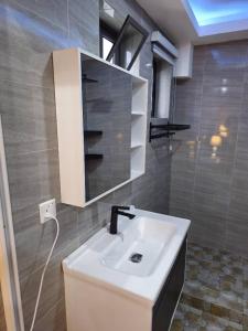 a bathroom with a white sink and a mirror at CASA BONCUORE in Tema