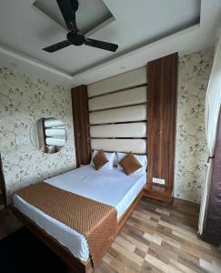 Un pat sau paturi într-o cameră la Jungle Fowl Resort