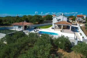 een luchtfoto van een villa met zwembad bij Villa Relax with sauna & jacuzzi &gym in Gornji Zemunik
