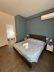 una camera da letto con un letto e un asciugamano sopra di Brunello Apartment a Mantova