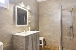 a bathroom with a sink and a shower at Casa Rural Cruce de Castro in Cádiz
