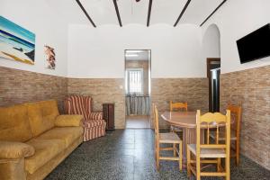 - un salon avec un canapé et une table dans l'établissement Casa Rural Cruce de Castro, à Cadix