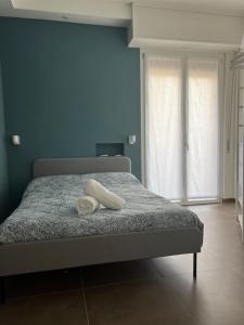una camera da letto con un letto e due asciugamani di Brunello Apartment a Mantova