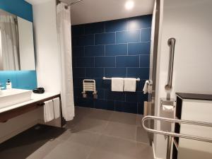 西安浐灞国际港智选假日酒店 的一间浴室