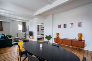 ein Wohnzimmer mit einem Tisch und einem Sofa in der Unterkunft Smartflats - Theatre Antwerp in Antwerpen