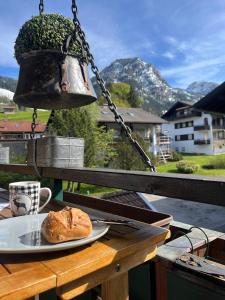 un piatto di cibo su un tavolo con un campanello di Traum Fewo Hindelang a Bad Hindelang