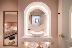 チィリヴィにあるIsola Conceptのバスルーム(洗面台、鏡付)
