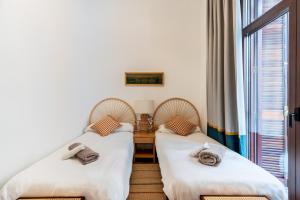 En eller flere senge i et værelse på AoA Plaza Nueva Luxury