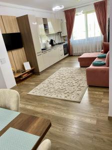 - un salon avec un canapé et une table dans l'établissement Sofia Residence Apartments, à Tîrgu Neamţ