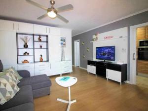 ein Wohnzimmer mit Couch und Flachbildfernseher in der Unterkunft Casa Géminis in Playa Honda