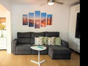ein Wohnzimmer mit Sofa und Tisch in der Unterkunft Casa Géminis in Playa Honda