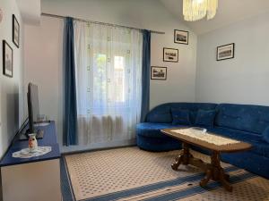 sala de estar con sofá azul y mesa en Santa Maria, en Budva