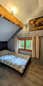 1 dormitorio con 1 cama y 2 ventanas en Au bon endroit -- Chambre chez l'habitant -- Via Rhona 