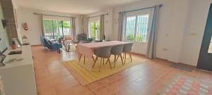 a dining room with a table and chairs in a room at Casa Cristina in Jete