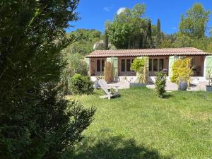 a small house in a yard with a grassy field at La Belle Rivière in Salernes