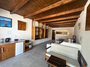 een keuken en een woonkamer met houten plafonds bij Galini Tropica in Agia Galini