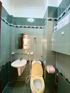 bagno con servizi igienici e lavandino di Fiona SG Hotel ad Ho Chi Minh